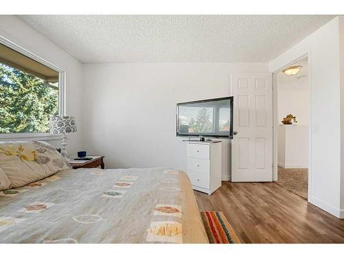 163 Woodvale Bay Sw, Calgary, AB - Indoor Photo Showing Bedroom