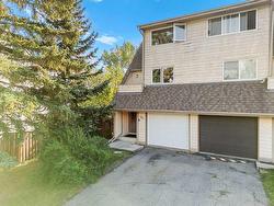 163 Woodvale Bay SW Calgary, AB T2W 3P8