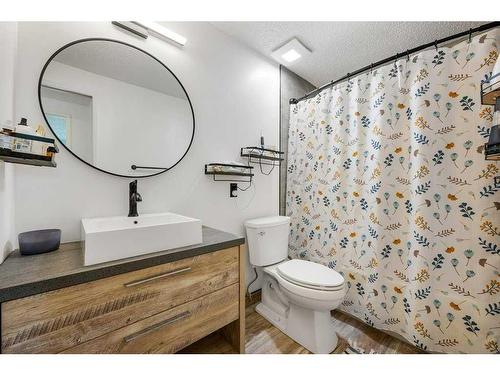 163 Woodvale Bay Sw, Calgary, AB - Indoor Photo Showing Bathroom