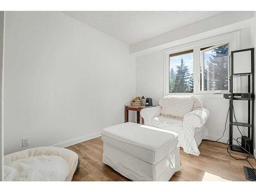 163 Woodvale Bay Sw, Calgary, AB - Indoor Photo Showing Bedroom