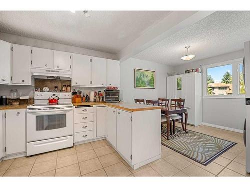 163 Woodvale Bay Sw, Calgary, AB - Indoor Photo Showing Kitchen