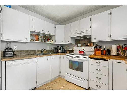 163 Woodvale Bay Sw, Calgary, AB - Indoor Photo Showing Kitchen With Double Sink