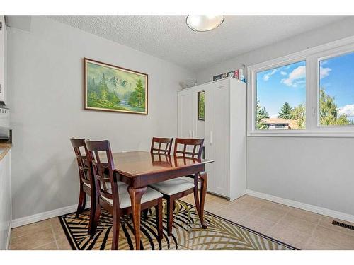 163 Woodvale Bay Sw, Calgary, AB - Indoor Photo Showing Dining Room