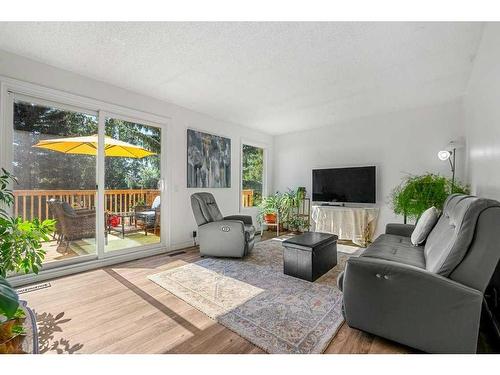 163 Woodvale Bay Sw, Calgary, AB - Indoor Photo Showing Living Room