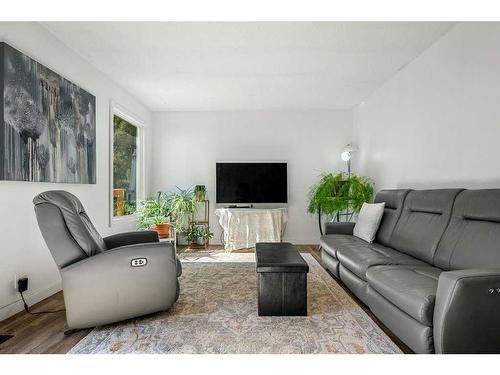 163 Woodvale Bay Sw, Calgary, AB - Indoor Photo Showing Living Room