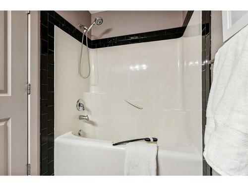 4504-5605 Henwood Street Sw, Calgary, AB - Indoor Photo Showing Bathroom