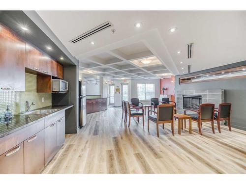 4504-5605 Henwood Street Sw, Calgary, AB - Indoor Photo Showing Kitchen