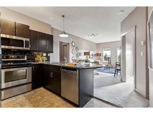 4504-5605 Henwood Street Sw, Calgary, AB - Indoor Photo Showing Kitchen With Upgraded Kitchen