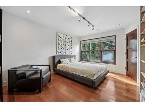 955 Rideau Road Sw, Calgary, AB - Indoor Photo Showing Bedroom