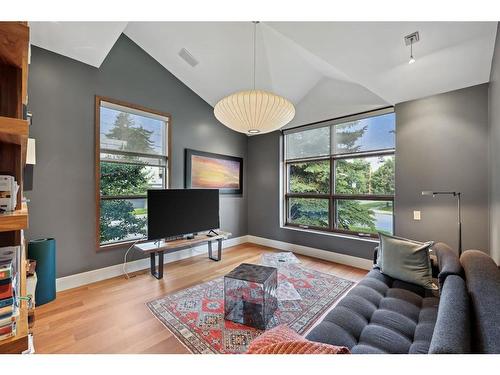 955 Rideau Road Sw, Calgary, AB - Indoor Photo Showing Living Room