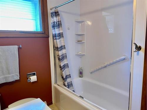 118 Brantford Crescent Nw, Calgary, AB - Indoor Photo Showing Bathroom