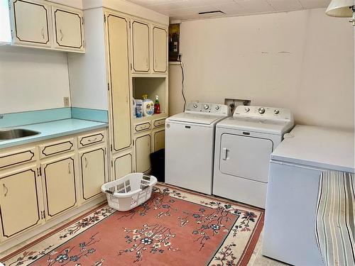 118 Brantford Crescent Nw, Calgary, AB - Indoor Photo Showing Laundry Room