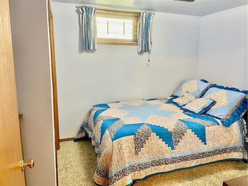 118 Brantford Crescent Nw, Calgary, AB - Indoor Photo Showing Bedroom