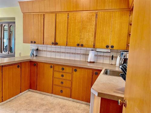 118 Brantford Crescent Nw, Calgary, AB - Indoor Photo Showing Kitchen