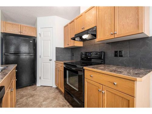 102-800 Yankee Valley Boulevard Se, Airdrie, AB - Indoor Photo Showing Kitchen