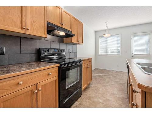 102-800 Yankee Valley Boulevard Se, Airdrie, AB - Indoor Photo Showing Kitchen