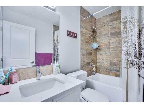 1715 Baywater View Sw, Airdrie, AB - Indoor Photo Showing Bathroom