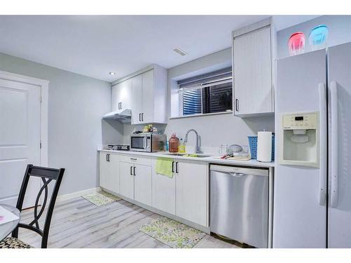 1715 Baywater View Sw, Airdrie, AB - Indoor Photo Showing Kitchen