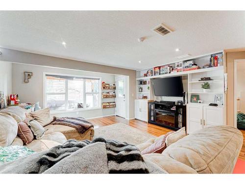 71 Copperfield Point Se, Calgary, AB - Indoor Photo Showing Living Room