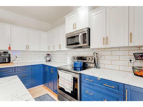 71 Copperfield Point Se, Calgary, AB - Indoor Photo Showing Kitchen