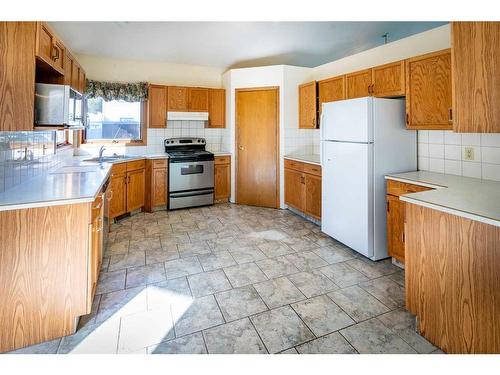 135 Sandringham Road Nw, Calgary, AB - Indoor Photo Showing Kitchen