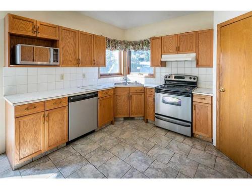 135 Sandringham Road Nw, Calgary, AB - Indoor Photo Showing Kitchen