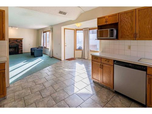 135 Sandringham Road Nw, Calgary, AB - Indoor Photo Showing Kitchen