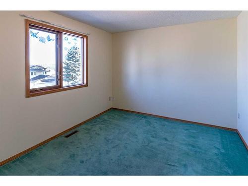 135 Sandringham Road Nw, Calgary, AB - Indoor Photo Showing Other Room