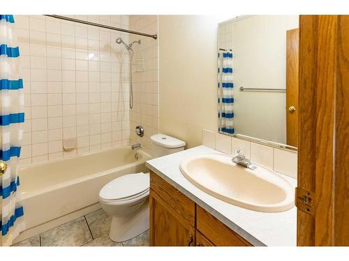 135 Sandringham Road Nw, Calgary, AB - Indoor Photo Showing Bathroom