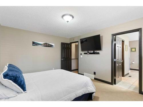 168 Sunset View, Cochrane, AB - Indoor Photo Showing Bedroom