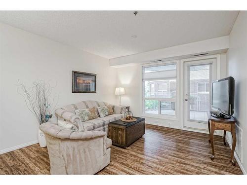 3141-1818 Simcoe Boulevard Sw, Calgary, AB - Indoor Photo Showing Living Room