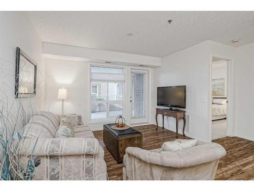 3141-1818 Simcoe Boulevard Sw, Calgary, AB - Indoor Photo Showing Living Room