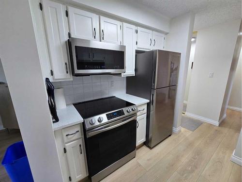 518-8604 48 Avenue Nw, Calgary, AB - Indoor Photo Showing Kitchen