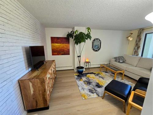 518-8604 48 Avenue Nw, Calgary, AB - Indoor Photo Showing Living Room