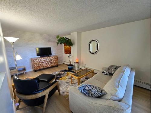 518-8604 48 Avenue Nw, Calgary, AB - Indoor Photo Showing Other Room