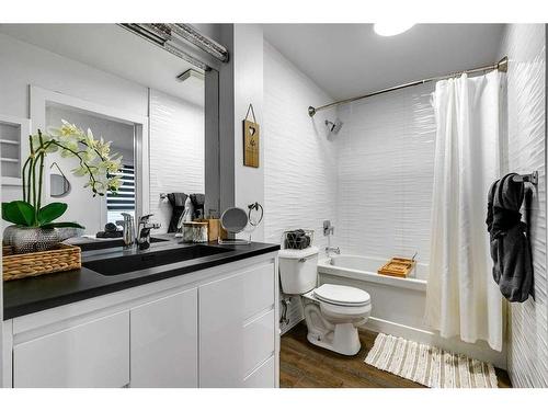 104 Mckerrell Crescent Se, Calgary, AB - Indoor Photo Showing Bathroom