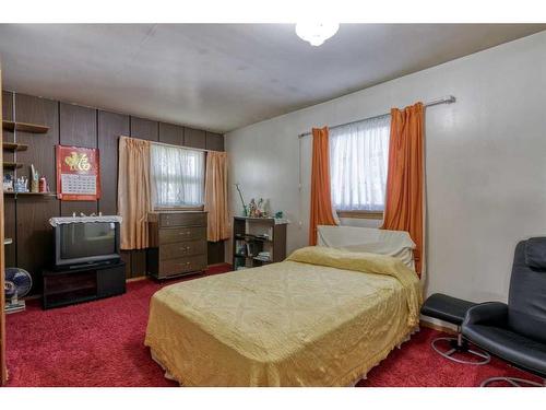 2451 23 Street Nw, Calgary, AB - Indoor Photo Showing Bedroom