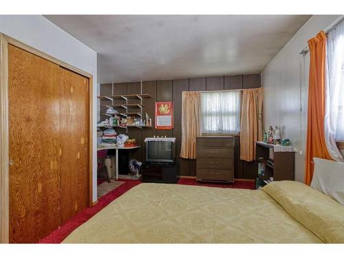 2451 23 Street Nw, Calgary, AB - Indoor Photo Showing Bedroom