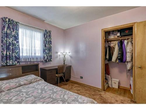 2451 23 Street Nw, Calgary, AB - Indoor Photo Showing Bedroom