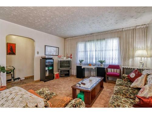 2451 23 Street Nw, Calgary, AB - Indoor Photo Showing Living Room