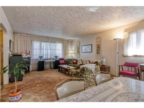 2451 23 Street Nw, Calgary, AB - Indoor Photo Showing Living Room