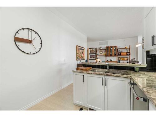 405-838 19 Avenue Sw, Calgary, AB - Indoor Photo Showing Kitchen