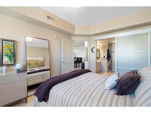 405-838 19 Avenue Sw, Calgary, AB - Indoor Photo Showing Bedroom