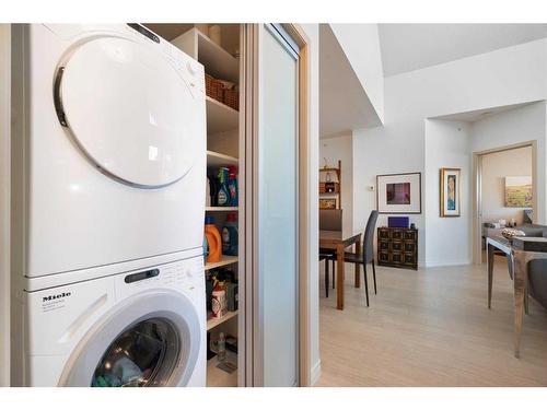 405-838 19 Avenue Sw, Calgary, AB - Indoor Photo Showing Laundry Room