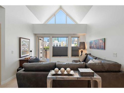 405-838 19 Avenue Sw, Calgary, AB - Indoor Photo Showing Living Room