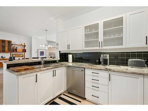 405-838 19 Avenue Sw, Calgary, AB - Indoor Photo Showing Kitchen