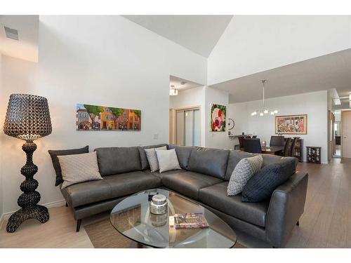 405-838 19 Avenue Sw, Calgary, AB - Indoor Photo Showing Living Room