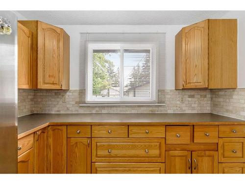 79 Lake Sylvan Close Se, Calgary, AB - Indoor Photo Showing Kitchen