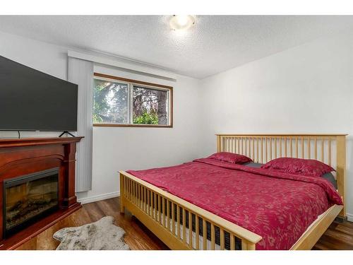 79 Lake Sylvan Close Se, Calgary, AB - Indoor Photo Showing Bedroom