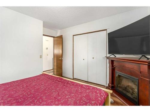 79 Lake Sylvan Close Se, Calgary, AB - Indoor Photo Showing Bedroom